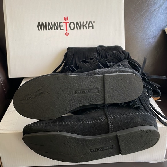Minnetonka 3 Layer Fringe Boots - 7 - Picture 3 of 4